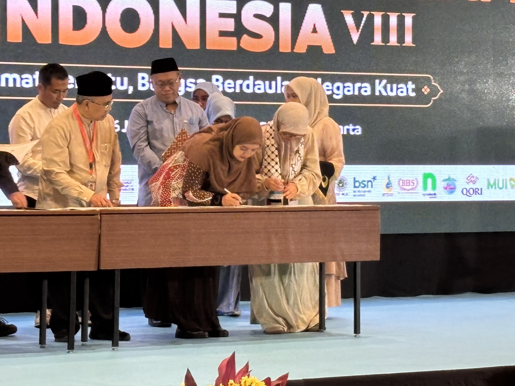 Direktur Utama Adara Relief International, Maryam Rachmayani menandatangani MoU dengan IsDF MUI.