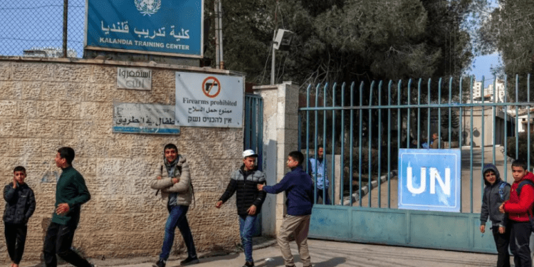 Israel Gerebek Pusat Pelatihan UNRWA di Qalandia, Tembak Gas Air Mata dan Sandera Staf