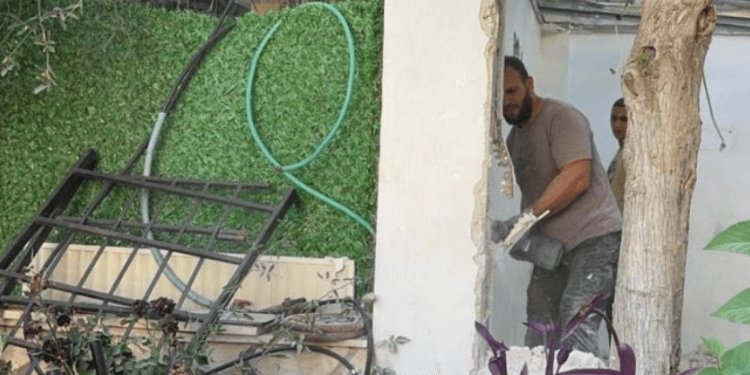 Warga Al-Quds Dipaksa Bongkar Rumah Mereka