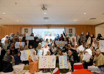 Foto bersama peserta dengan Sara El-Awaisi dalam kegiatan workshop Baitul Maqdis untuk Edukator: A Weaver of the Future