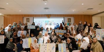 Foto bersama peserta dengan Sara El-Awaisi dalam kegiatan workshop Baitul Maqdis untuk Edukator: A Weaver of the Future