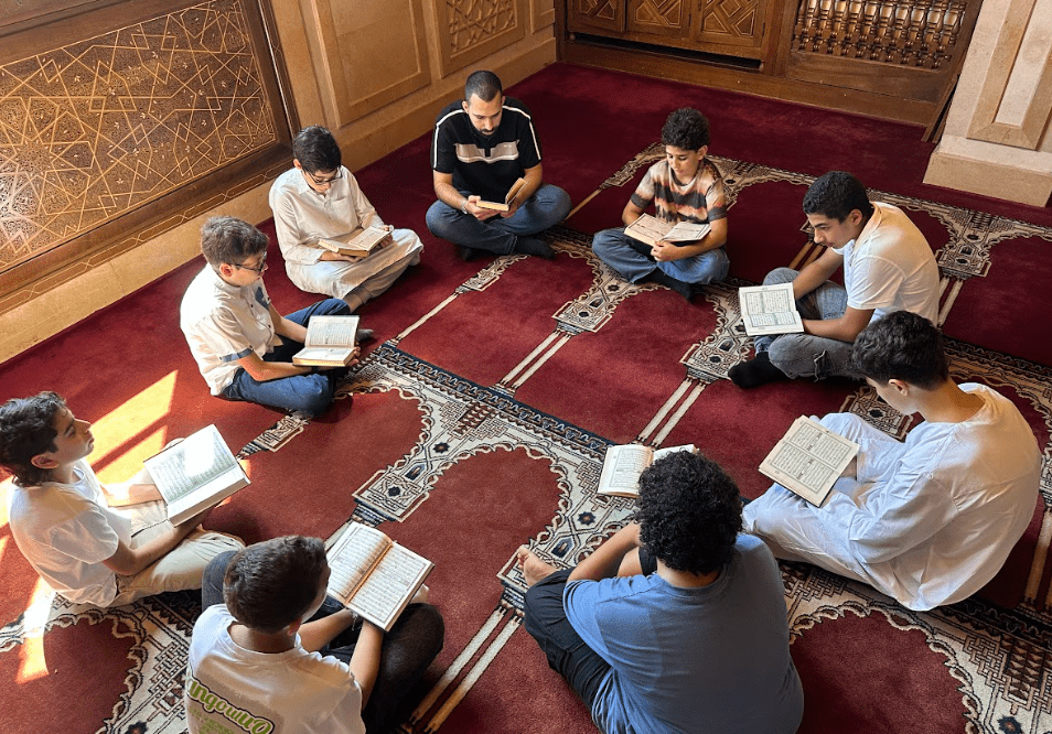 Para penghafal Palestina memurajaah hafalan mereka dalam lingkaran halaqah tahfizh bersama pembimbing di markaz Al-Qur'an, di tengah daurah musim panas program Hidupkan Ahlul Qur'an (HAQ).