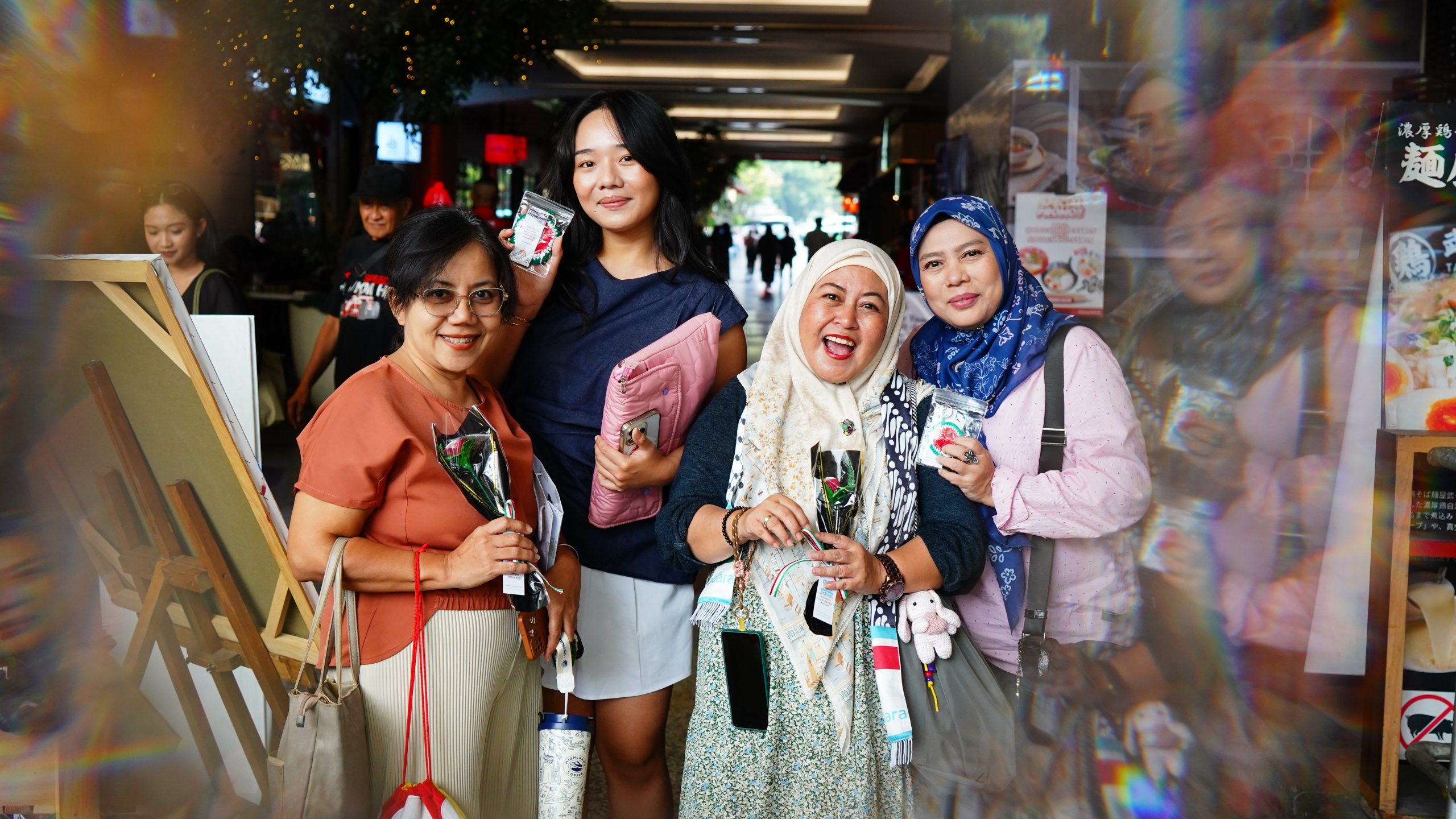 Rajut Indonesia mengerahkan anggota komunitasnya yang tersebar di seluruh Indonesia untuk membuat 452 karya untuk Palestina.
