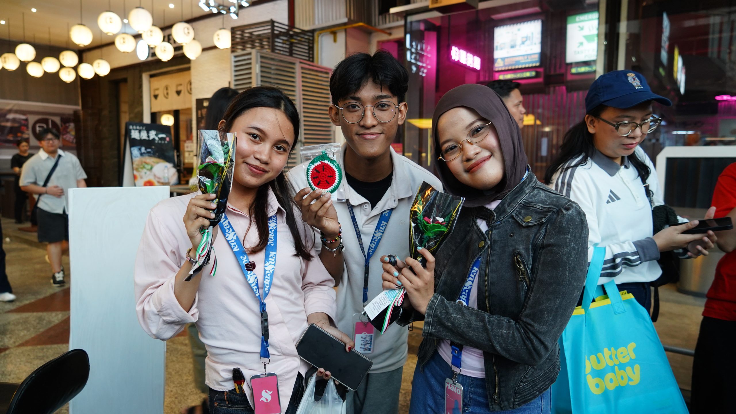 Melalui Social Movement di Hallway Pasaraya, Adara ajak pengunjung untuk menyuarakan Palestina.