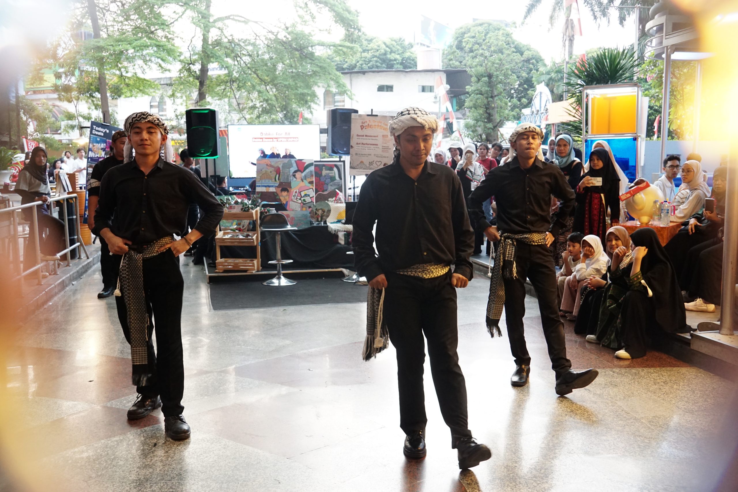 UPBM Unpad mengajak pengunjung Hallway Pasaraya untuk menari bersama pada sesi Dabke for All.
