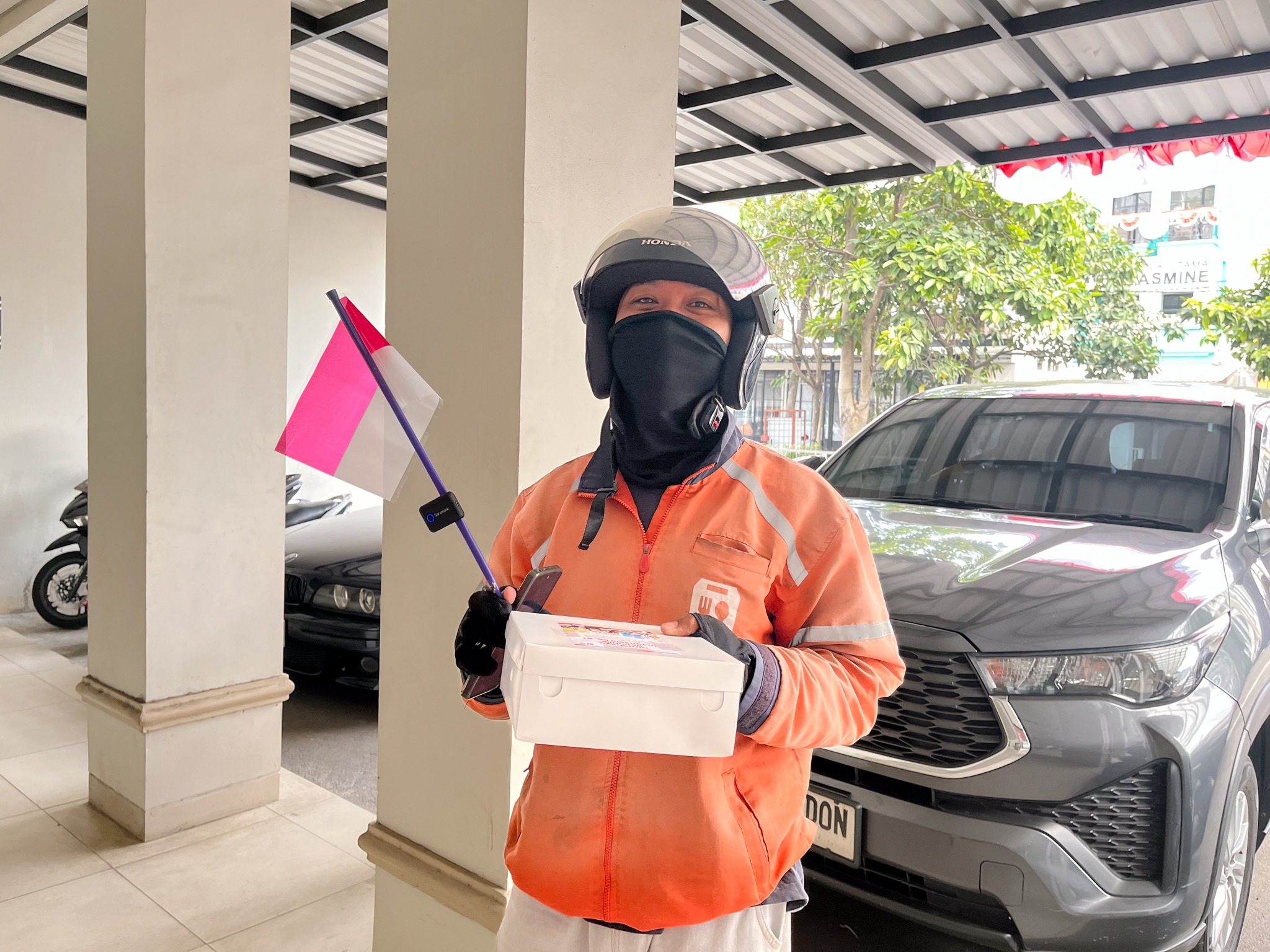Senyum merekah di wajah pengemudi ojek online yang menerima kebaikan dari Adara.