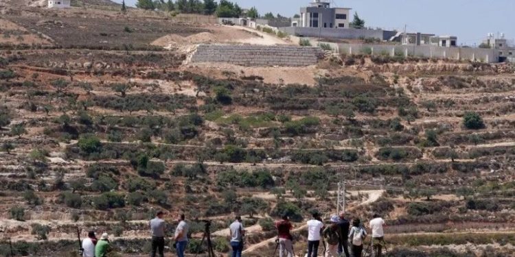 Tiga Keluarga Palestina Terjebak dalam Kepungan Teror Tanpa Air dan Makanan di Qusra