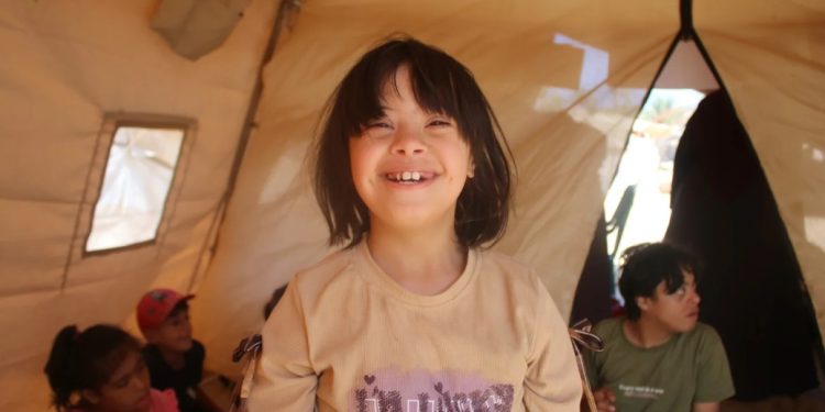 Perjuangan Anak Down Syndrome di Tengah Tenda Darurat Gaza