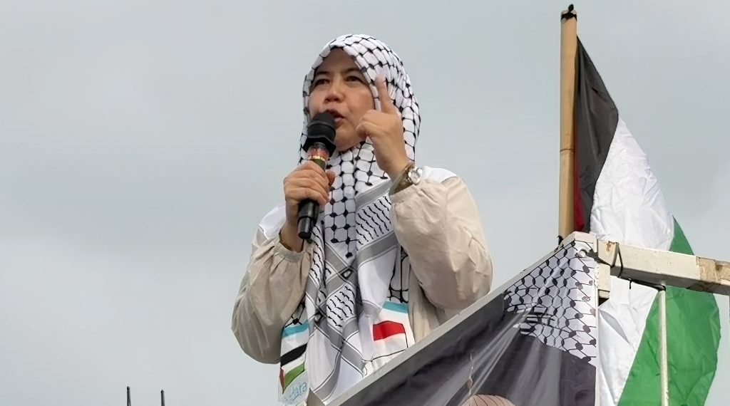 Maryam Rachmayani, hadir sebagai orator dalam aksi yang digelar Forum Ukhuwah Islamiyah di kawasan Titik Nol Kilometer Yogyakarta (25/10).