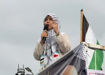 Maryam Rachmayani, hadir sebagai orator dalam aksi yang digelar Forum Ukhuwah Islamiyah di kawasan Titik Nol Kilometer Yogyakarta (25/10).