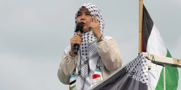 Maryam Rachmayani, hadir sebagai orator dalam aksi yang digelar Forum Ukhuwah Islamiyah di kawasan Titik Nol Kilometer Yogyakarta (25/10).