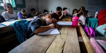 Kotak Bantuan Jadi Rumah dan Meja Sekolah bagi Warga Gaza