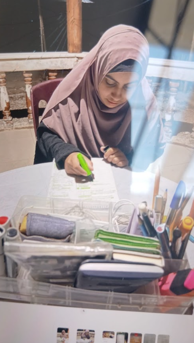 Nada Alhindi (16), salah satu penerima manfaat program DYP, menikmati hobinya menggambar di tengah gempuran dan serangan Israel. 